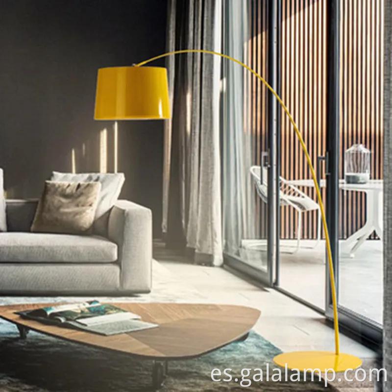 Elegante lámpara de piso de arco para espacios de vida contemporáneos